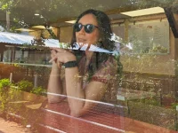 Wulan Guritno duduk di dekat jendela restoran Rutsu