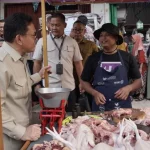 Mendag Budi Santoso memantau harga ayam di Pasar Ir Soekarno Sukoharjo