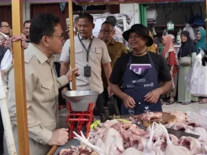 Mendag Budi Santoso memantau harga ayam di Pasar Ir Soekarno Sukoharjo