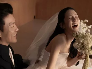 Yang Jiwon dan Yang Joon Mo dalam foto pernikahan