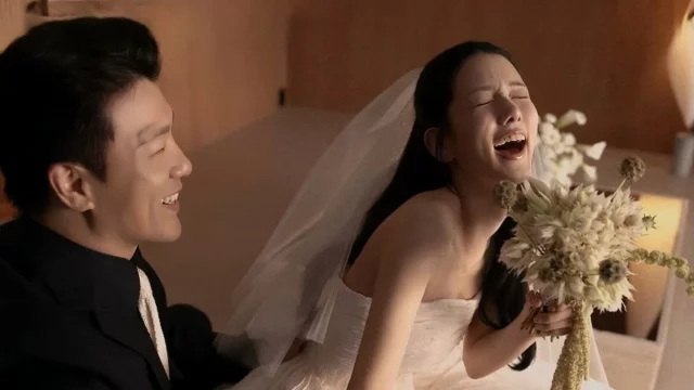 Yang Jiwon dan Yang Joon Mo dalam foto pernikahan