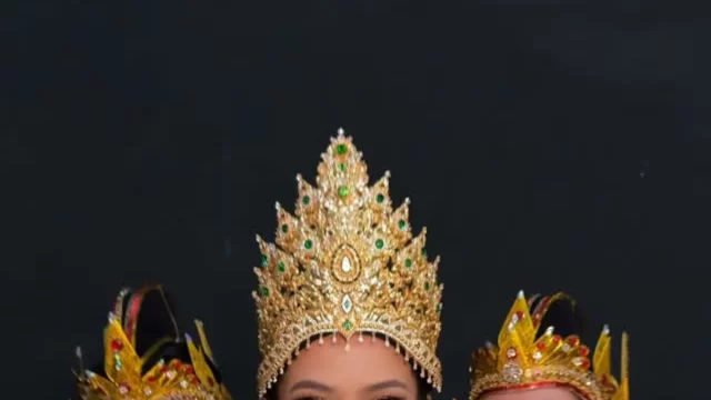Yura Yunita tampil membawakan tokoh Srikandi bersama S.T.S.I. Ensemble dari Surakarta