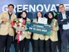 Lima orang berdiri berjajar memegang papan hadiah juara ketiga di depan latar bertuliskan Greenovate.