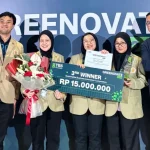 Lima orang berdiri berjajar memegang papan hadiah juara ketiga di depan latar bertuliskan Greenovate.