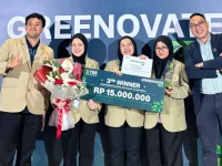 Lima orang berdiri berjajar memegang papan hadiah juara ketiga di depan latar bertuliskan Greenovate.