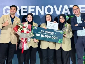 Lima orang berdiri berjajar memegang papan hadiah juara ketiga di depan latar bertuliskan Greenovate.