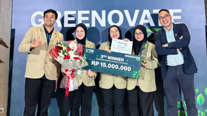Lima orang berdiri berjajar memegang papan hadiah juara ketiga di depan latar bertuliskan Greenovate.