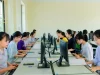 Sejumlah mahasiswa duduk berderet mengerjakan tugas di depan komputer dalam sebuah laboratorium.