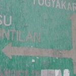 Ilustrasi rambu jalan tertutup abu vulkanik di dekat Gunung Merapi