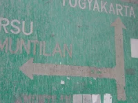 Ilustrasi rambu jalan tertutup abu vulkanik di dekat Gunung Merapi