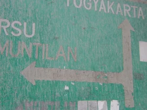Ilustrasi rambu jalan tertutup abu vulkanik di dekat Gunung Merapi