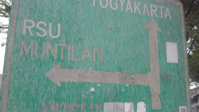Ilustrasi rambu jalan tertutup abu vulkanik di dekat Gunung Merapi
