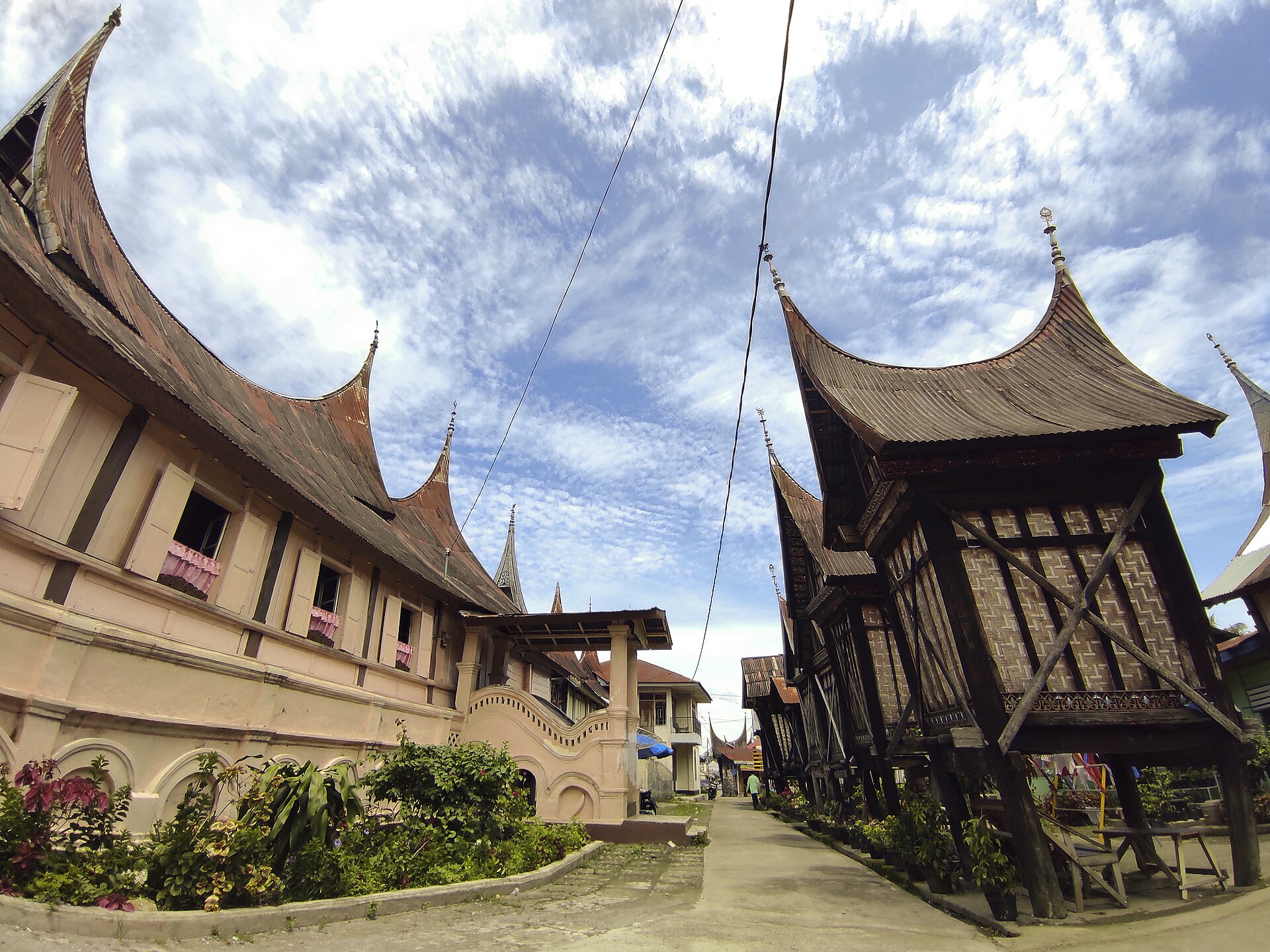 Rumah gadang berikut rangkiang yang berdiri di halamannya.