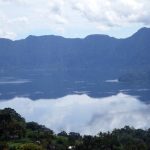 Danau Maninjau di Sumatera Barat dilihat dari perbukitan di sekelilingnya.