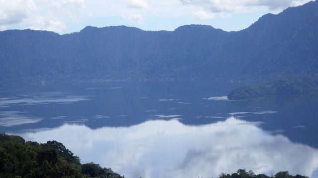 Danau Maninjau di Sumatera Barat dilihat dari perbukitan di sekelilingnya.