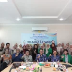 Foto bersama saat asesmen lapangan Program Studi Pendidikan Fisika Unimal oleh dua asesor LAMDIK
