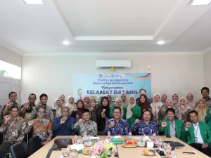 Foto bersama saat asesmen lapangan Program Studi Pendidikan Fisika Unimal oleh dua asesor LAMDIK