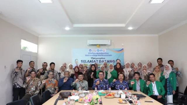 Foto bersama saat asesmen lapangan Program Studi Pendidikan Fisika Unimal oleh dua asesor LAMDIK