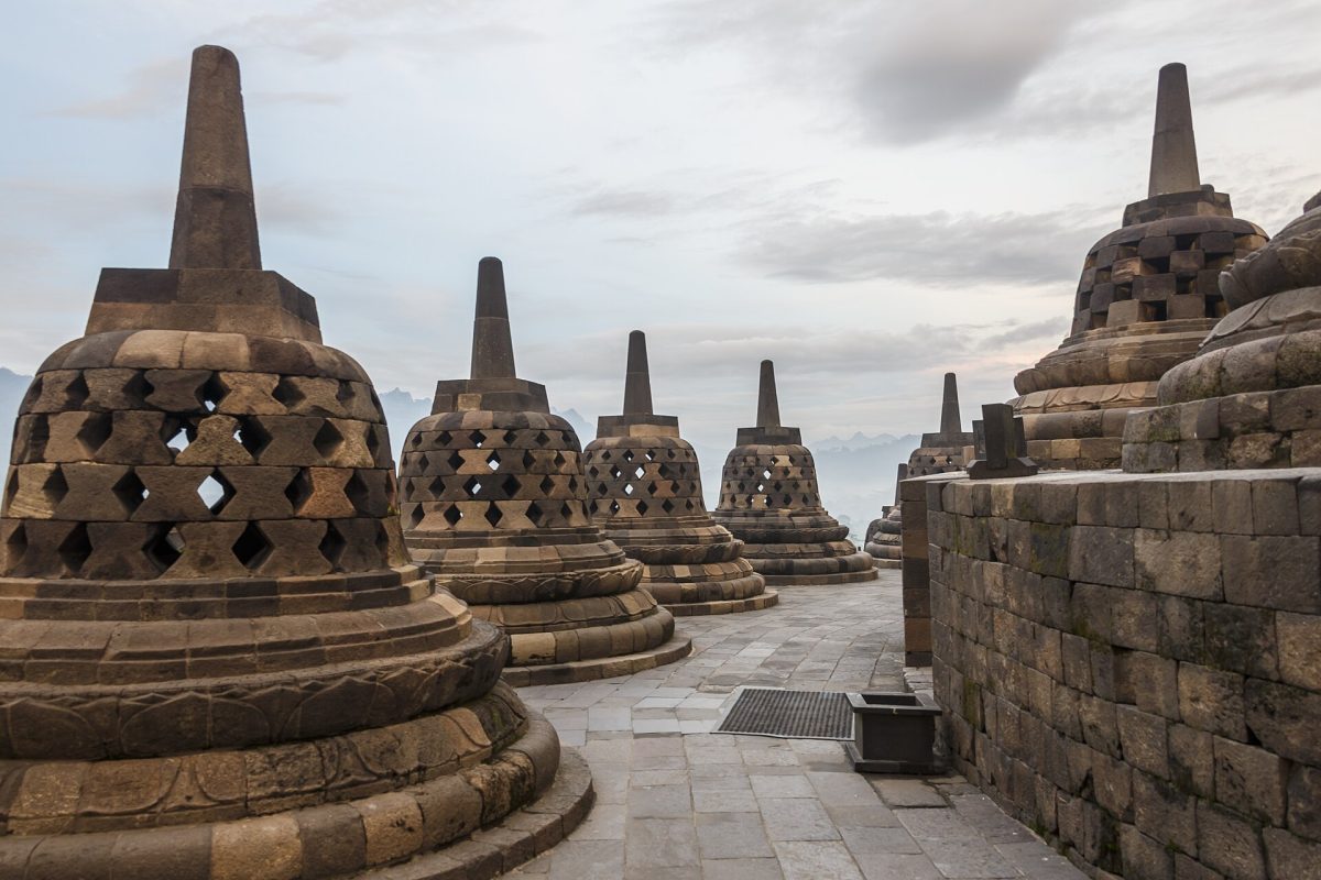 Deretan stupa berlubang di teras atas Candi Borobudur, Jawa Tengah, pada pagi hari.