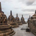 Deretan stupa berlubang di teras atas Candi Borobudur, Jawa Tengah, pada pagi hari.