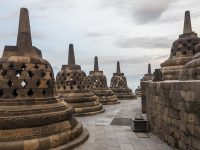 Deretan stupa berlubang di teras atas Candi Borobudur, Jawa Tengah, pada pagi hari.