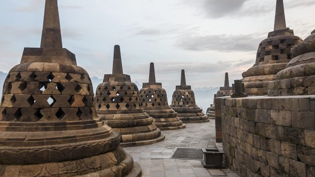 Deretan stupa berlubang di teras atas Candi Borobudur, Jawa Tengah, pada pagi hari.
