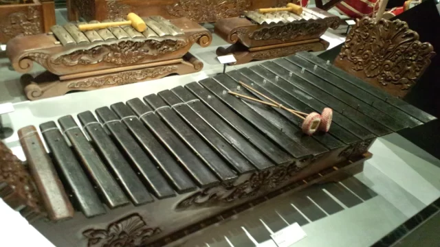 Alat musik gambang (xilofon kayu) koleksi National Museum of Ethnology, Osaka