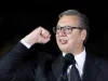 Aleksandar Vucic mengepalkan tangan di depan warga sebelum mundur dari kursi presiden