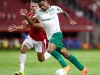 Allan Elias berduel dengan pemain lawan dalam laga Brasileirao