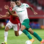 Allan Elias berduel dengan pemain lawan dalam laga Brasileirao
