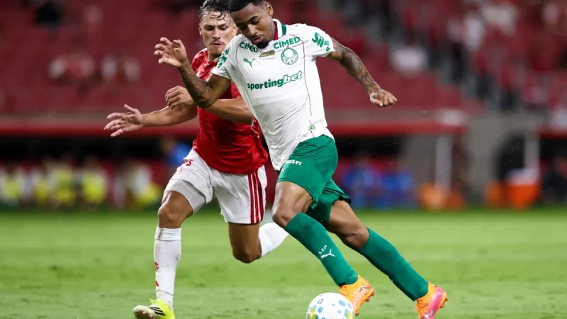 Allan Elias berduel dengan pemain lawan dalam laga Brasileirao