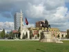 Patung Skanderbeg dan bendera Albania di Alun-alun Skanderbeg, Tirana