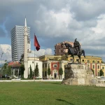 Patung Skanderbeg dan bendera Albania di Alun-alun Skanderbeg, Tirana