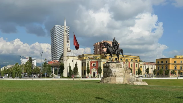 Patung Skanderbeg dan bendera Albania di Alun-alun Skanderbeg, Tirana