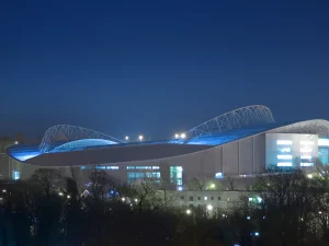 Foto arsip Amex Stadium markas Brighton pada malam hari