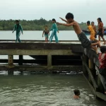 Anak-anak bermain di dermaga Desa Pei-pei Siberut Selatan Kepulauan Mentawai