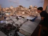 Anak-anak Palestina menonton pemutaran film di kamp pengungsian di Kota Gaza