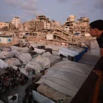 Anak-anak Palestina menonton pemutaran film di kamp pengungsian di Kota Gaza