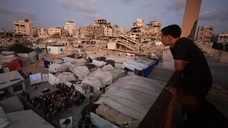 Anak-anak Palestina menonton pemutaran film di kamp pengungsian di Kota Gaza