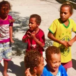 Anak-anak Papua bernyanyi bersama di kepulauan Raja Ampat, Papua Barat Daya