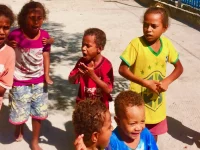 Anak-anak Papua bernyanyi bersama di kepulauan Raja Ampat, Papua Barat Daya