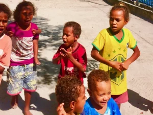 Anak-anak Papua bernyanyi bersama di kepulauan Raja Ampat, Papua Barat Daya