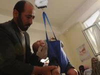 Anak Afghanistan ditimbang di pusat gizi rumah sakit Farah, Provinsi Farah, Afghanistan