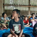 Anak-anak Sedulur Sikep belajar tembang Macapat di pendopo tradisional Pati