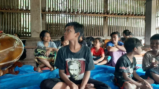 Anak-anak Sedulur Sikep belajar tembang Macapat di pendopo tradisional Pati