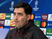 Pelatih Liverpool Andoni Iraola dalam konferensi pers menjelang laga melawan Atletico Madrid