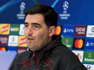 Pelatih Liverpool Andoni Iraola dalam konferensi pers menjelang laga melawan Atletico Madrid