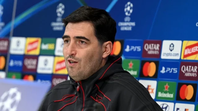 Pelatih Liverpool Andoni Iraola dalam konferensi pers menjelang laga melawan Atletico Madrid