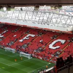 Tribune The Kop dan lapangan Stadion Anfield