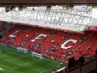 Tribune The Kop dan lapangan Stadion Anfield